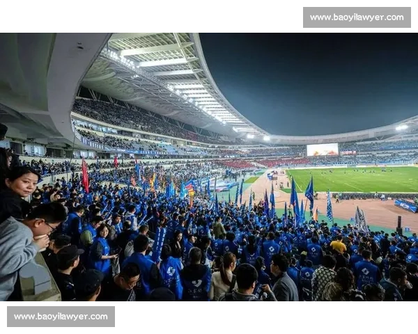 苏超球迷赛后 “最帅捡垃圾” 人走场净成文明标杆